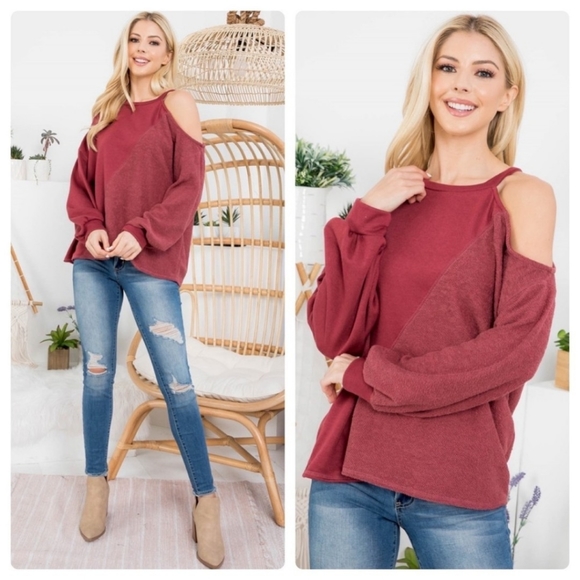 Gilli Tops - 🧡6/$25🧡 Burgundy cold shoulder top